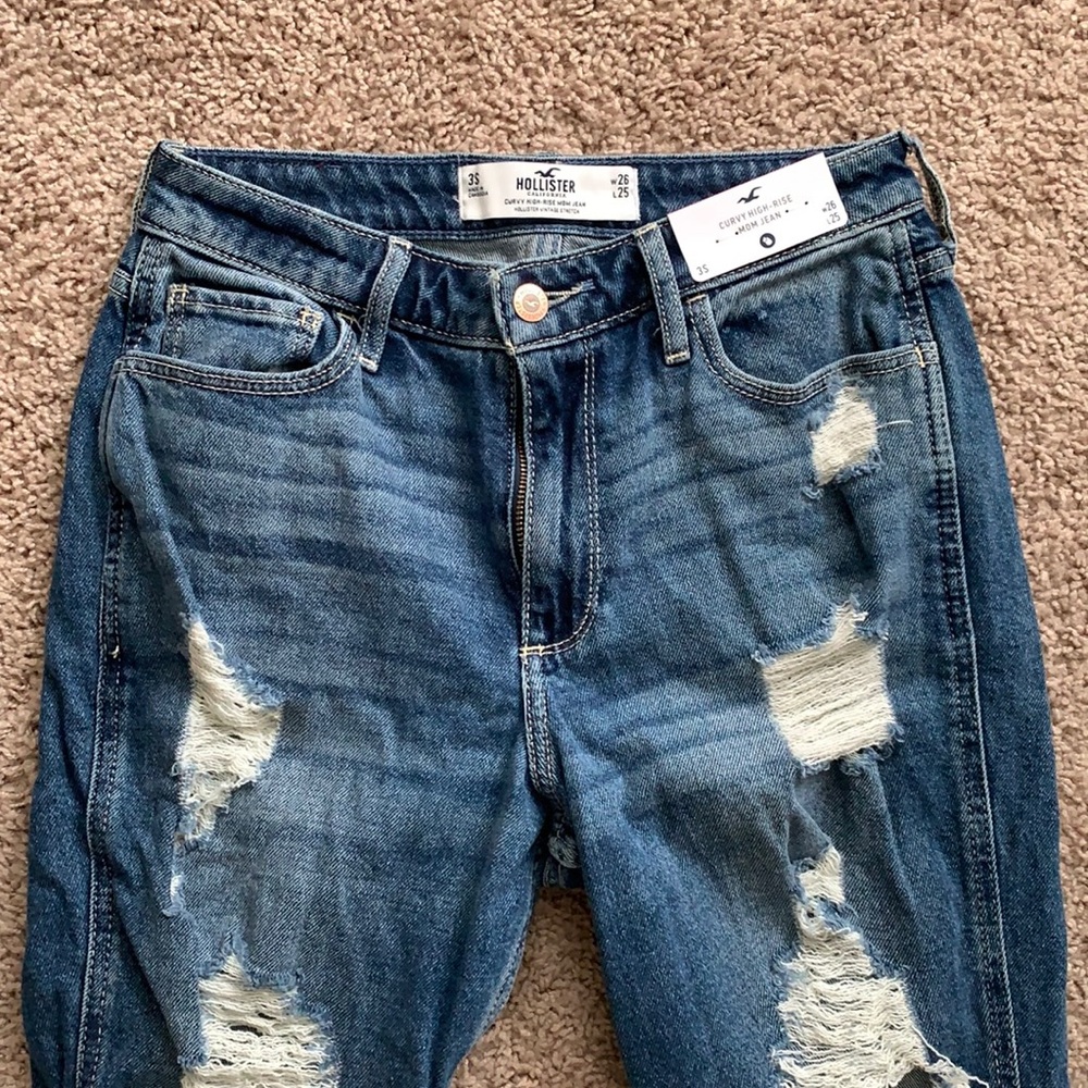 Hollister Curvy High-Rise Mom Jeans